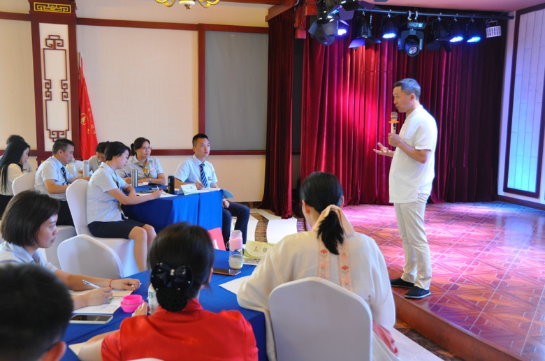 长松寺公墓商学院举办职业素养提升专题培训会